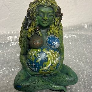Ebros Gift Millennial Gaia Mother Earth Goddess statue excellent condition